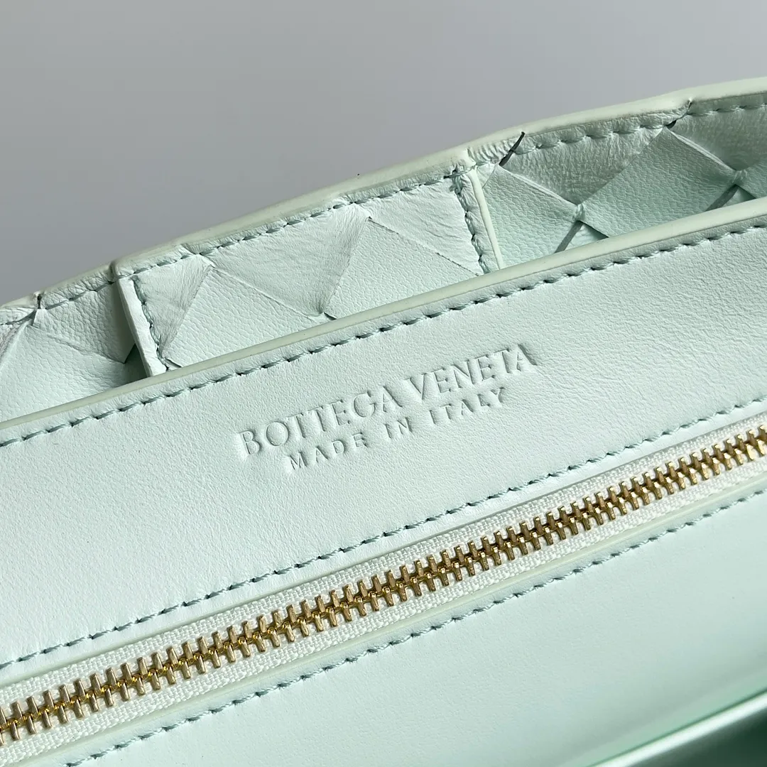 The 2023 new Andiamo batch of 2260 BV has been shipped‼ ️Really popular🔥The new Andiamo woven handbag launched by Bottega Veneta this season is really popular all over the world! ! Celebrities at home and abroad have worn it, and Oscar-winning actress Michelle Yeoh has taken it out on the street. Song Jia, Trai Yara, Yu Feihong, Sanji Ayaka, Rosie Hunting-Whiteley, Yoshioka Riho, etc. have all picked up this bag. It is classic and versatile, showing off its temperament, and the bag capacity is also large, which is very convenient for daily commuting! ! A variety of carrying methods, the shoulder straps can be adjusted by yourself, the original lambskin feels soft and delicate, and the unisex style breaks the gender boundaries and brings a more practical and long-lasting use experience. Andiamo, which has both elegant and casual styles, perfectly interprets the true appearance of "fashionable old money style". Style number: 743572 Size: 32*24*12